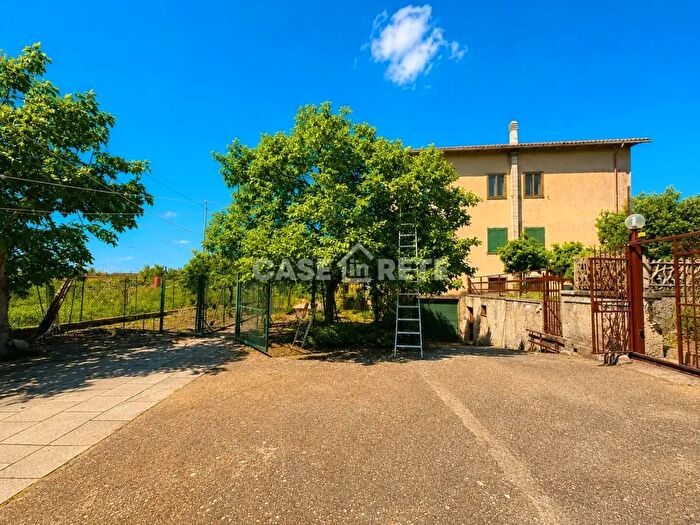 Appartamento con 6 locali in vendita in Strada Bullicame, Viterbo