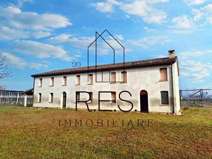 Casa con 12 locali in vendita in Russi