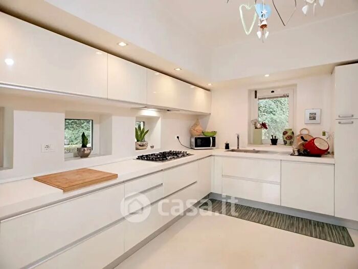 Casa con 7 locali in vendita in Via dei Platani, Scandriglia