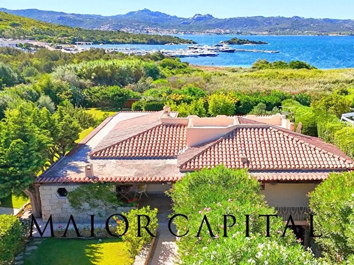 Casa con 11 locali in vendita in Arzachena