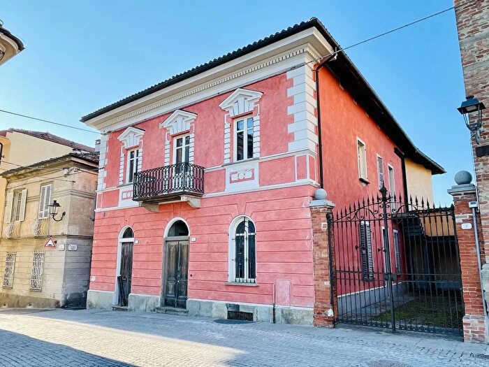 Casa con 20 locali in vendita in Piazza Castello La Morra, La Morra