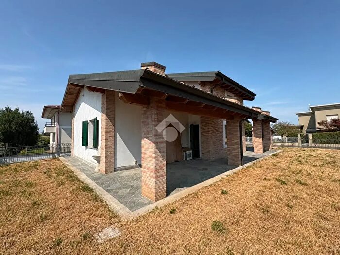 Casa con 5 locali in vendita in Via Serenissima, Capergnanica