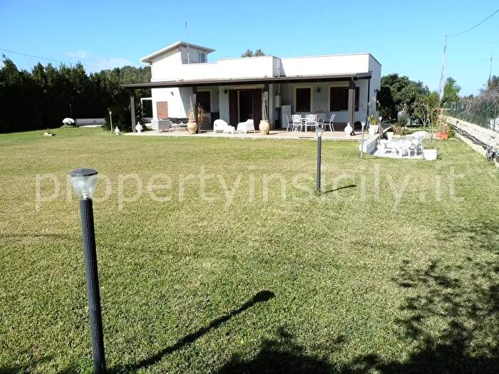 Casa con 7 locali in vendita in Siracusa