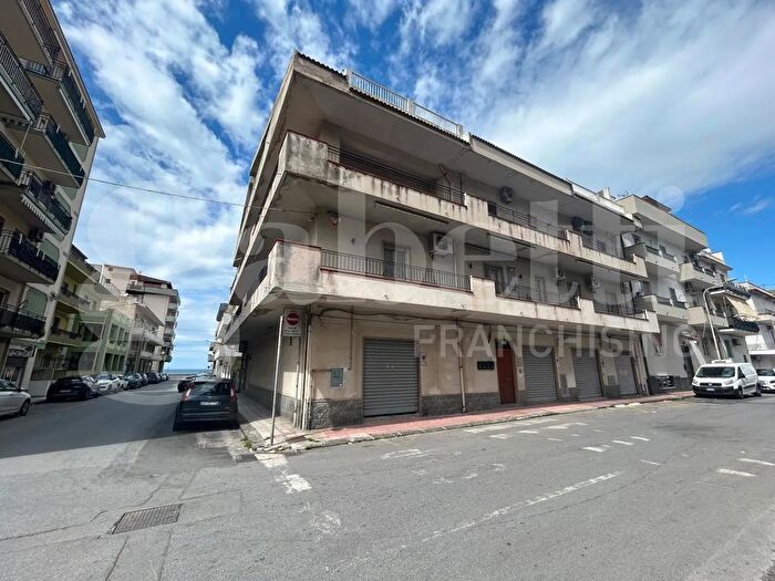 Appartamento con 6 locali in vendita in Via Garibaldi, Spadafora