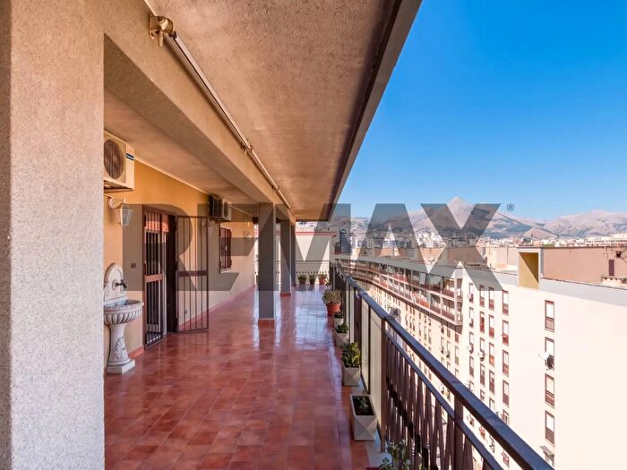 Appartamento con 5 locali in vendita in Via Eduardo Carapelle, Palermo