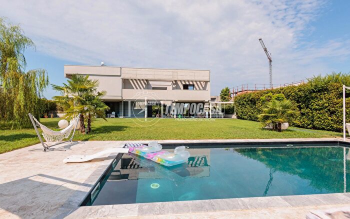 Casa con 6 locali in vendita in Via Marco Biagi, Parma