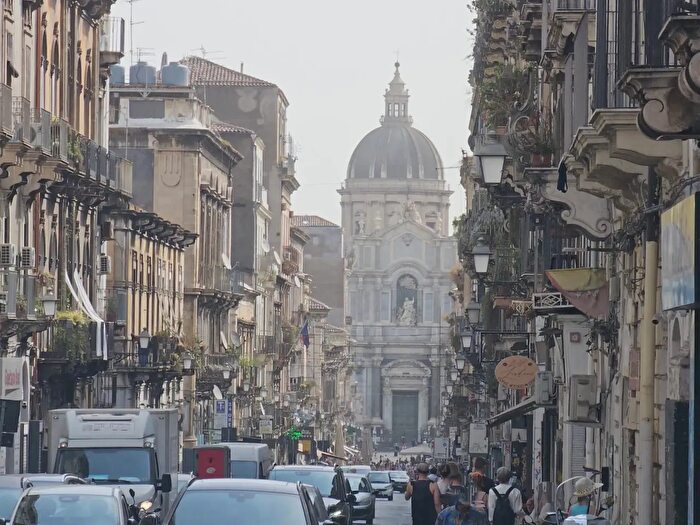 Appartamento trilocale in vendita in Via Giuseppe Garibaldi, Catania