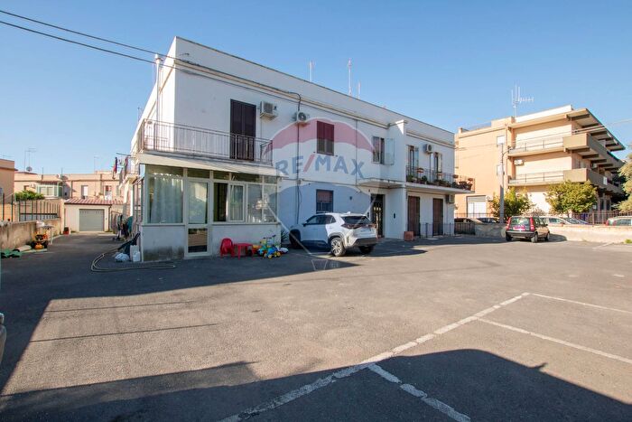 Appartamento con 5 locali in vendita in Via Necropoli Grotticelle, Siracusa