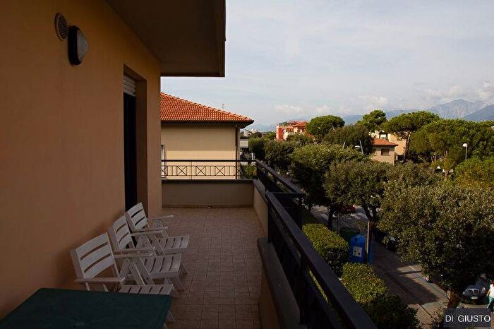 Appartamento trilocale in affitto in Viale Cristoforo Colombo, Lido di Camaiore, Camaiore