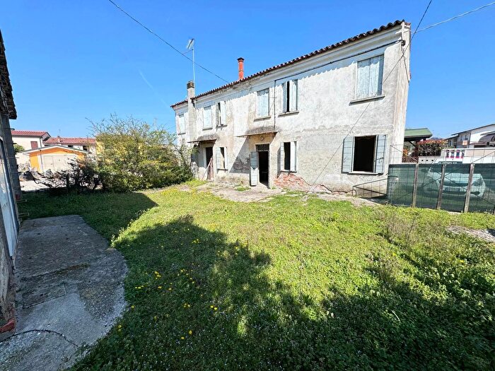 Casa con 7 locali in vendita in Solesino, Solesino