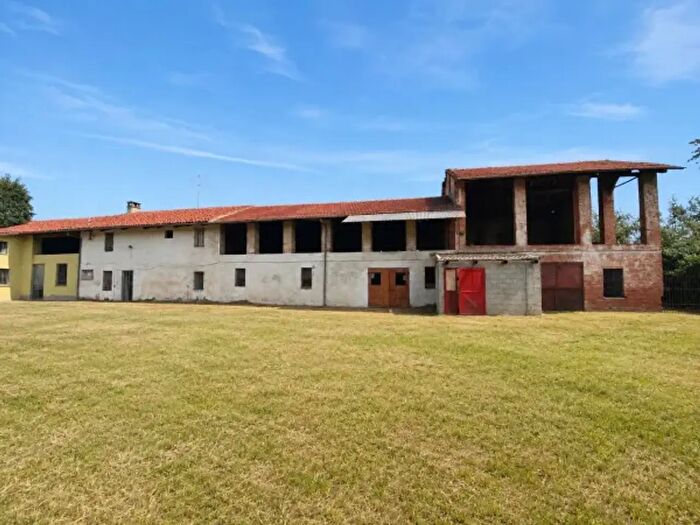 Casa con 6 locali in vendita in Via Martiri, Ceresole Alba
