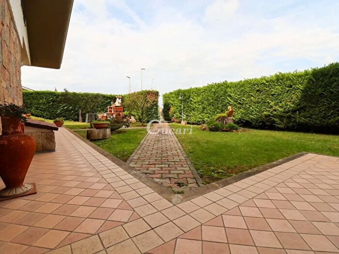 Casa con 12 locali in vendita in Viale Tevere, Ardea