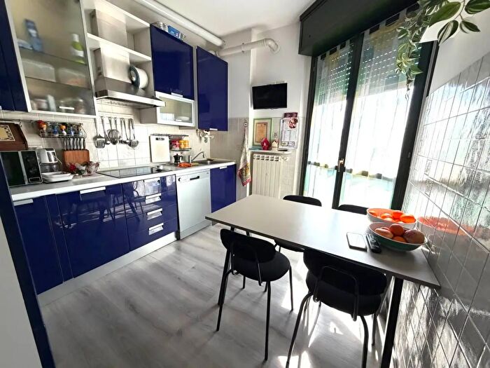 Appartamento trilocale in vendita in Via Montello, Rescaldina