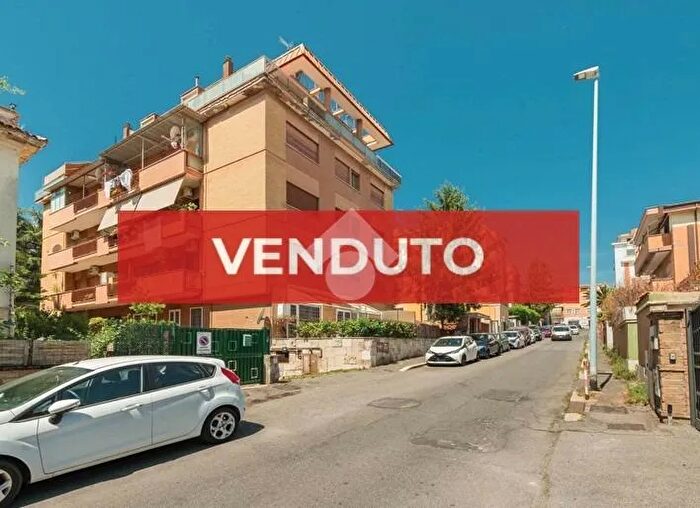 Appartamento trilocale in vendita in Via dei Cristofori, Roma