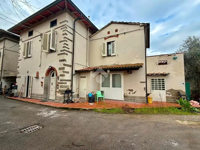 Casa con 6 locali in vendita in Via Nuova, Quarrata