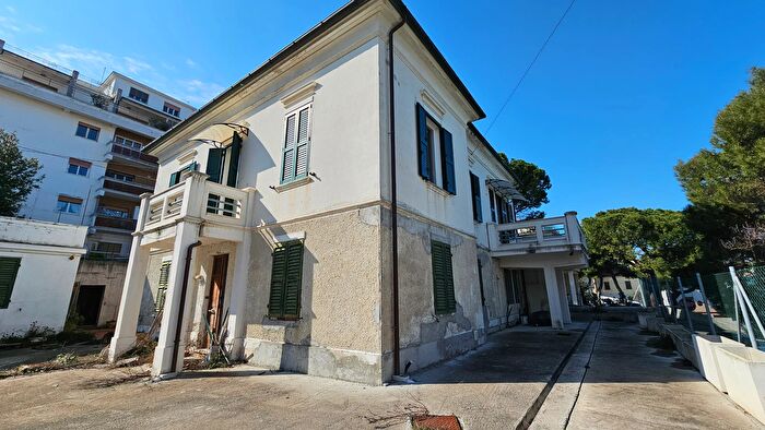 Casa con 10 locali in vendita in Via Piero Gobetti, Falconara Marittima