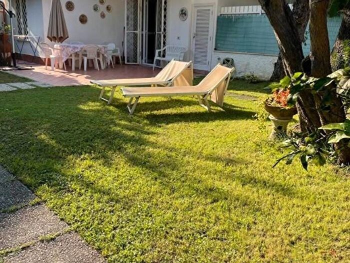 Casa quadrilocale in affitto in Viale Castellammare, Fregene, Fiumicino