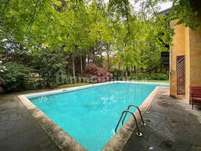 Casa con 9 locali in affitto in Viale Italia, Appiano Gentile