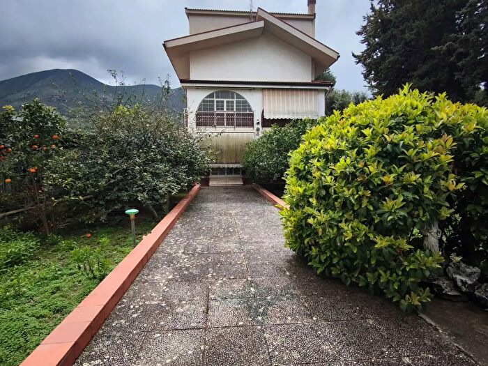 Casa con 6 locali in vendita in Via delle Rose, Torretta