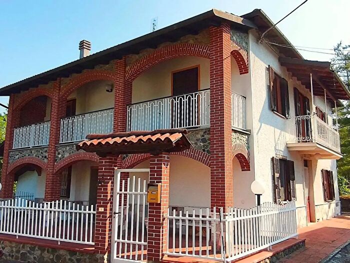 Casa con 7 locali in vendita in Via Cavour, Pareto