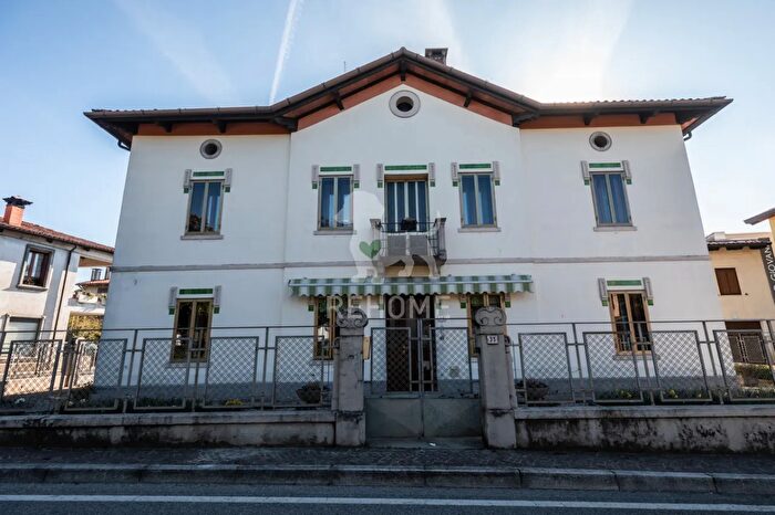 Casa con 9 locali in vendita in Via Divisione Julia, Buttrio