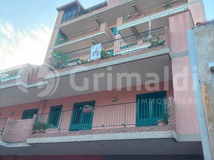 Appartamento trilocale in affitto in Via Roma, Guidomandri Marina, Scaletta Zanclea