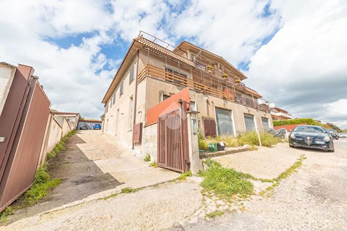 Appartamento con 5 locali in vendita in Via Nulvi, Roma