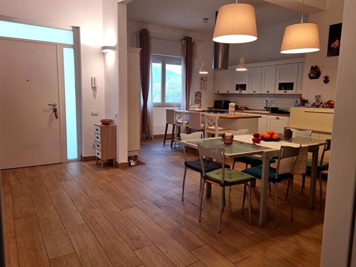 Casa con 5 locali in vendita in Cascina