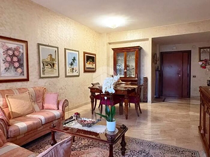 Appartamento trilocale in vendita in Via Pisino, Roma