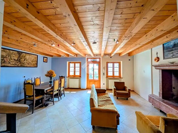 Casa con 5 locali in vendita in Piazza Alberto Stringa, Caprino Veronese