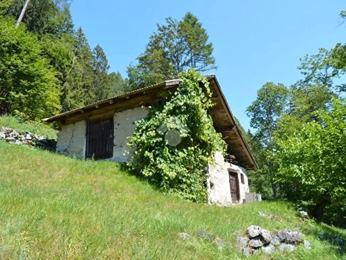 Casa trilocale in vendita in Via Loc, Strembo
