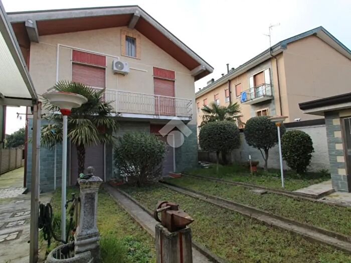 Casa quadrilocale in vendita in Via Volta, Bareggio