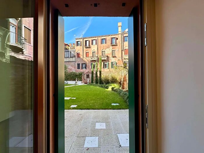 Appartamento con 8 locali in vendita in Campo San Polo, Venezia
