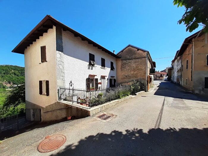 Casa quadrilocale in vendita in Via Umberto I, Morbello