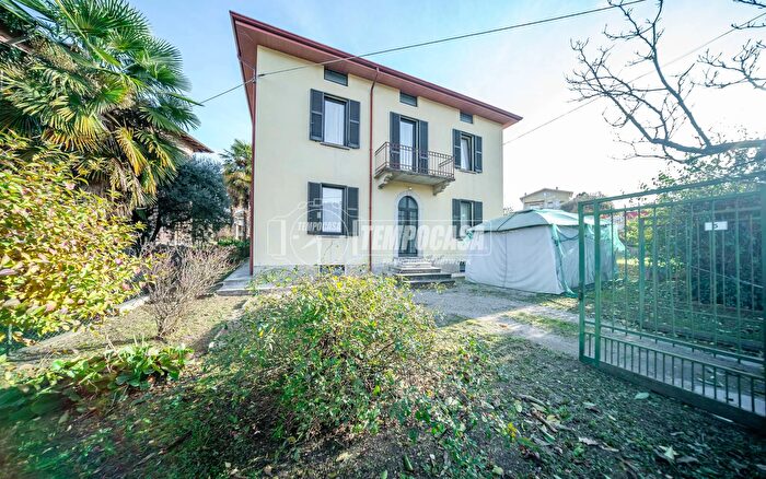 Casa con 5 locali in vendita in Via Giuseppe Garibaldi, Azzate