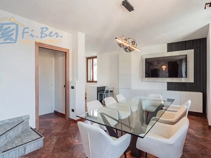 Appartamento trilocale in vendita in Via San Francesco d'Assisi, Ronco Briantino