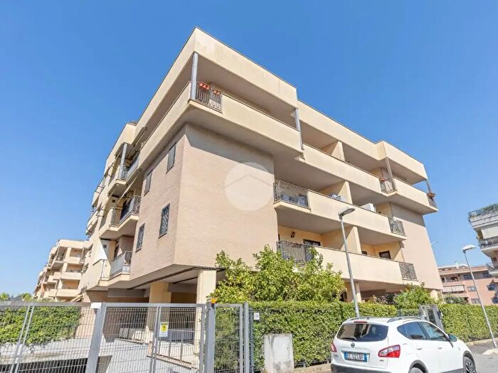 Appartamento quadrilocale in vendita in Via Luca Domenico Capozi, Roma