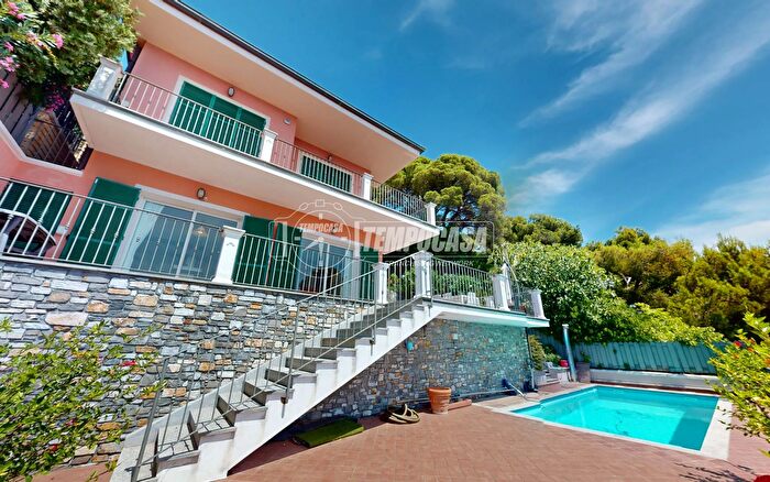 Casa con 7 locali in vendita in Andora