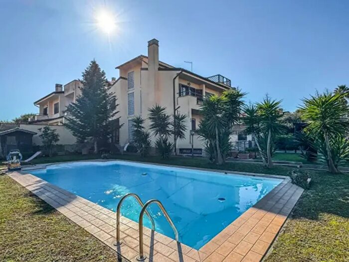 Casa con 6 locali in vendita in Via Varna, Roma