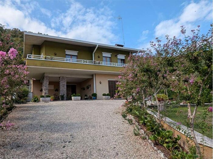 Casa con 6 locali in vendita in Via Valle, Centro, Isola Vicentina