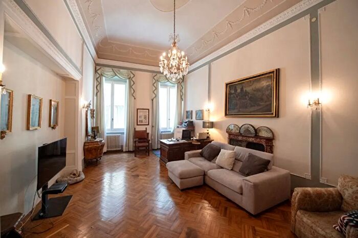 Appartamento con 12 locali in vendita in Siena