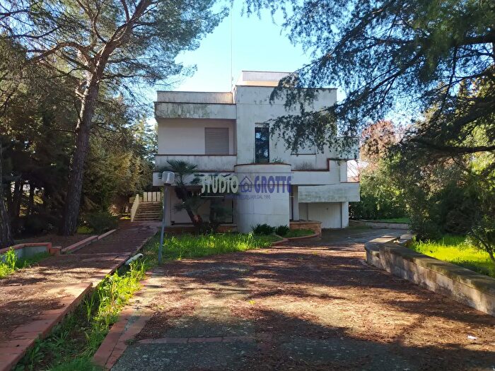 Casa con 8 locali in vendita in Castellana Grotte