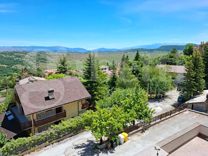 Appartamento quadrilocale in vendita in Via Piccafarro, Rocca Di Cambio
