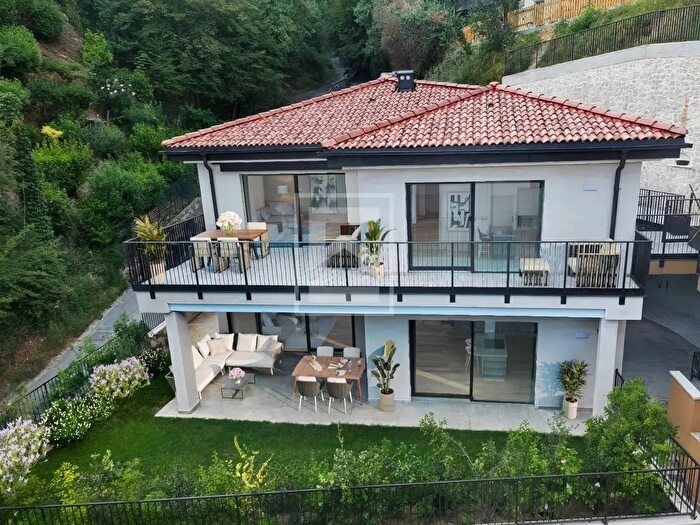 Appartamento trilocale in vendita in Via del Fontanone, Gardone Riviera