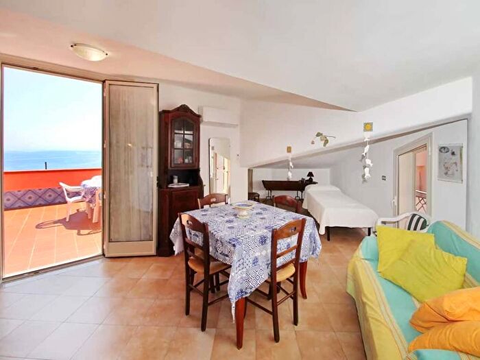 Appartamento bilocale in affitto in Via Piscitello, Santo Stefano di Camastra