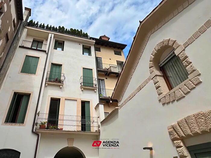 Appartamento quadrilocale in vendita in Contrà Santi Apostoli, Vicenza