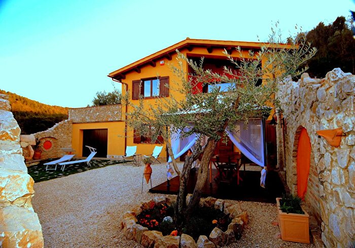 Casa con 10 locali in vendita in Via V Cerri, Bettona