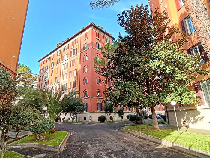 Appartamento trilocale in affitto in Via Sacconi, Roma