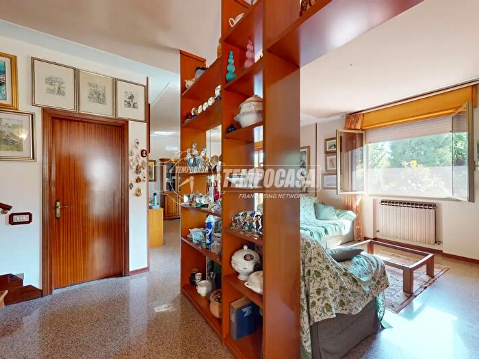 Casa quadrilocale in vendita in Novi Di Modena