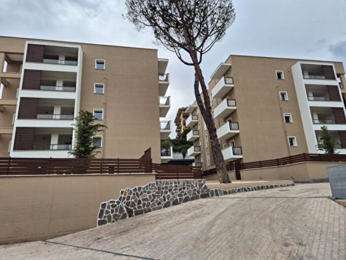 Appartamento trilocale in vendita in Via Francesco Bonfiglio, Roma